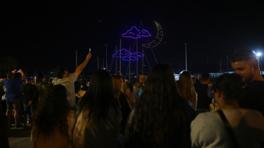 Drones y fuegos artificiales iluminaron la ría de Ferrol