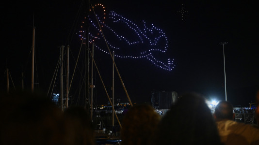 Drones y fuegos artificiales iluminaron la ría de Ferrol