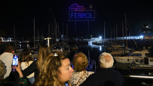 Drones y fuegos artificiales iluminaron la ría de Ferrol
