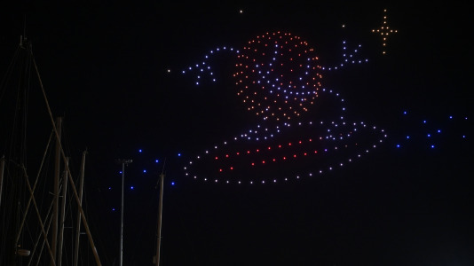 Drones y fuegos artificiales iluminaron la ría de Ferrol