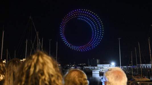 Drones y fuegos artificiales iluminaron la ría de Ferrol