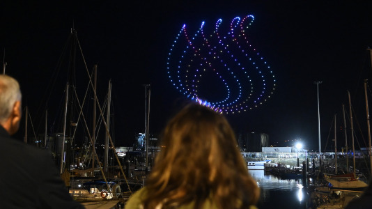 Drones y fuegos artificiales iluminaron la ría de Ferrol