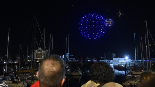 Drones y fuegos artificiales iluminaron la ría de Ferrol