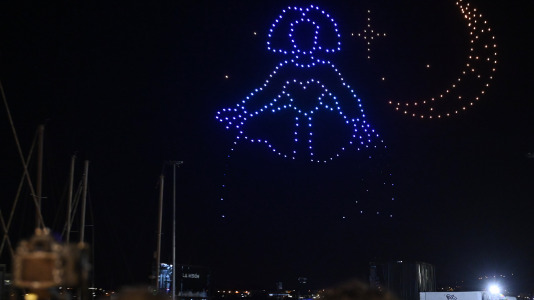 Drones y fuegos artificiales iluminaron la ría de Ferrol