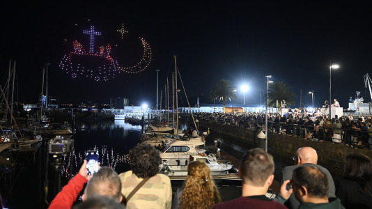 Drones y fuegos artificiales iluminaron la ría de Ferrol