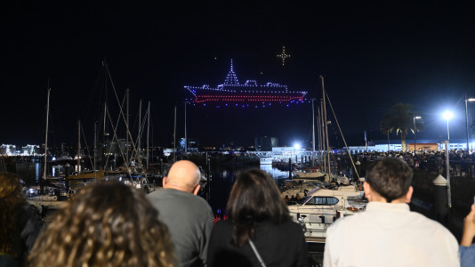 Drones y fuegos artificiales iluminaron la ría de Ferrol