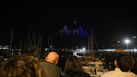 Drones y fuegos artificiales iluminaron la ría de Ferrol