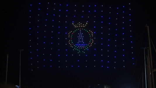 Drones y fuegos artificiales iluminaron la ría de Ferrol