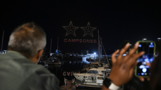 Drones y fuegos artificiales iluminaron la ría de Ferrol
