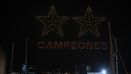 Drones y fuegos artificiales iluminaron la ría de Ferrol