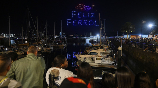 Drones y fuegos artificiales iluminaron la ría de Ferrol