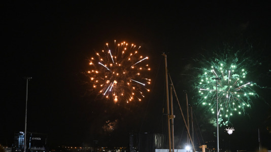 Drones y fuegos artificiales iluminaron la ría de Ferrol