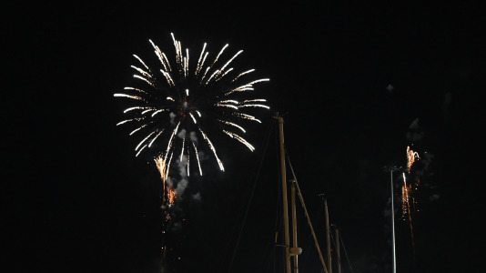 Drones y fuegos artificiales iluminaron la ría de Ferrol