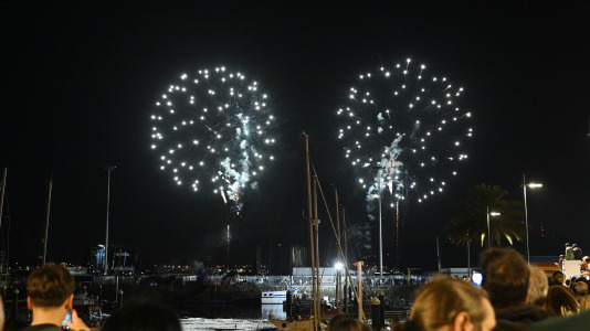 Drones y fuegos artificiales iluminaron la ría de Ferrol