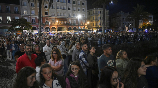 Drones y fuegos artificiales iluminaron la ría de Ferrol