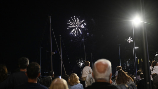 Drones y fuegos artificiales iluminaron la ría de Ferrol