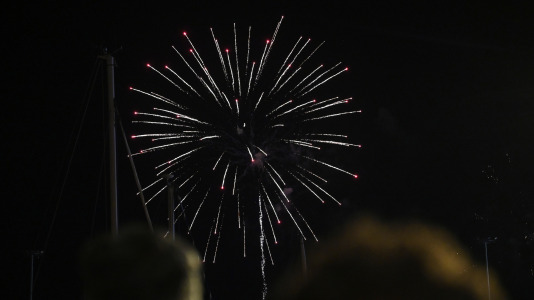 Drones y fuegos artificiales iluminaron la ría de Ferrol