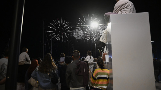 Drones y fuegos artificiales iluminaron la ría de Ferrol