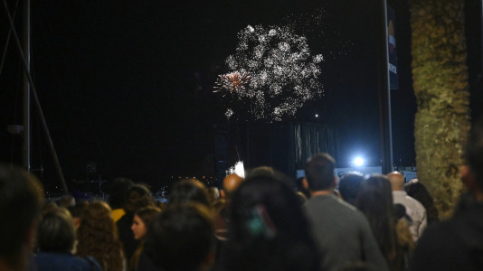 Drones y fuegos artificiales iluminaron la ría de Ferrol