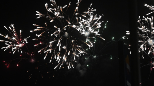 Drones y fuegos artificiales iluminaron la ría de Ferrol