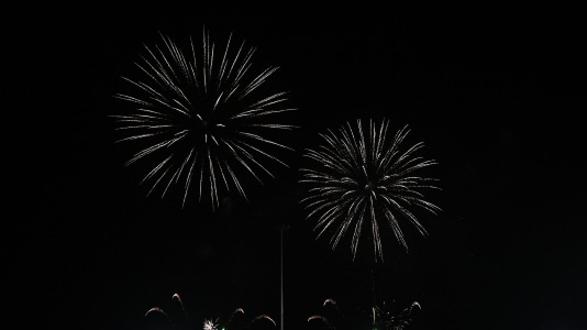Drones y fuegos artificiales iluminaron la ría de Ferrol