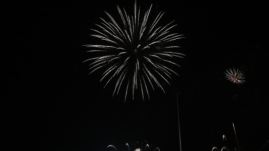 Drones y fuegos artificiales iluminaron la ría de Ferrol