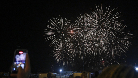 Drones y fuegos artificiales iluminaron la ría de Ferrol