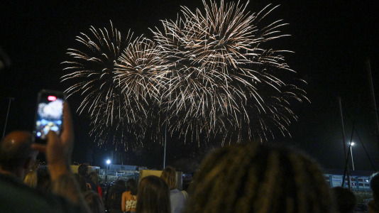 Drones y fuegos artificiales iluminaron la ría de Ferrol