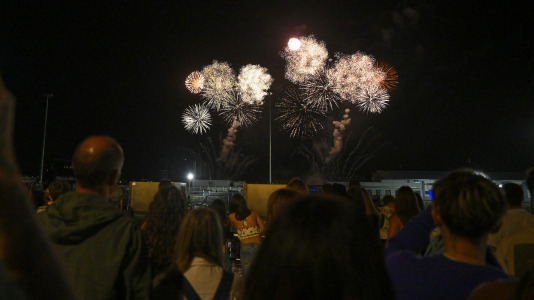 Drones y fuegos artificiales iluminaron la ría de Ferrol