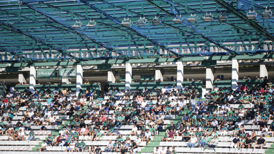 partido de fútbol entre el Racing y el Barakaldo