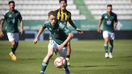 partido de fútbol entre el Racing y el Barakaldo