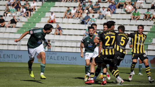partido de fútbol entre el Racing y el Barakaldo