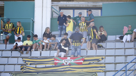 partido de fútbol entre el Racing y el Barakaldo