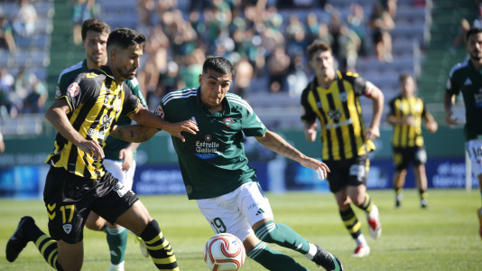 partido de fútbol entre el Racing y el Barakaldo
