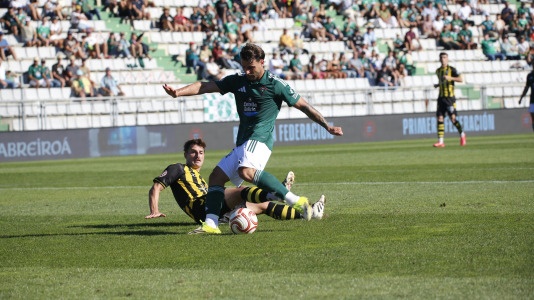 partido de fútbol entre el Racing y el Barakaldo