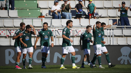 partido de fútbol entre el Racing y el Barakaldo