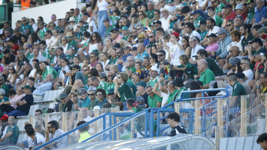 partido de fútbol entre el Racing y el Barakaldo