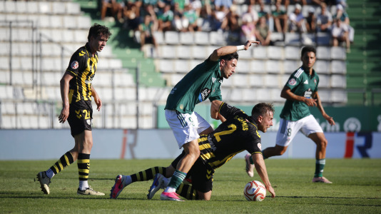 partido de fútbol entre el Racing y el Barakaldo