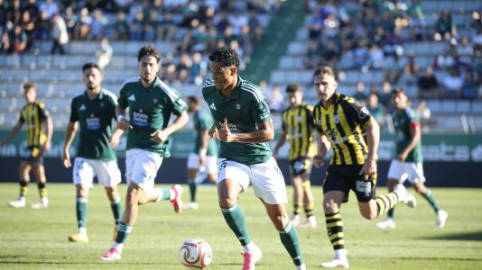 partido de fútbol entre el Racing y el Barakaldo