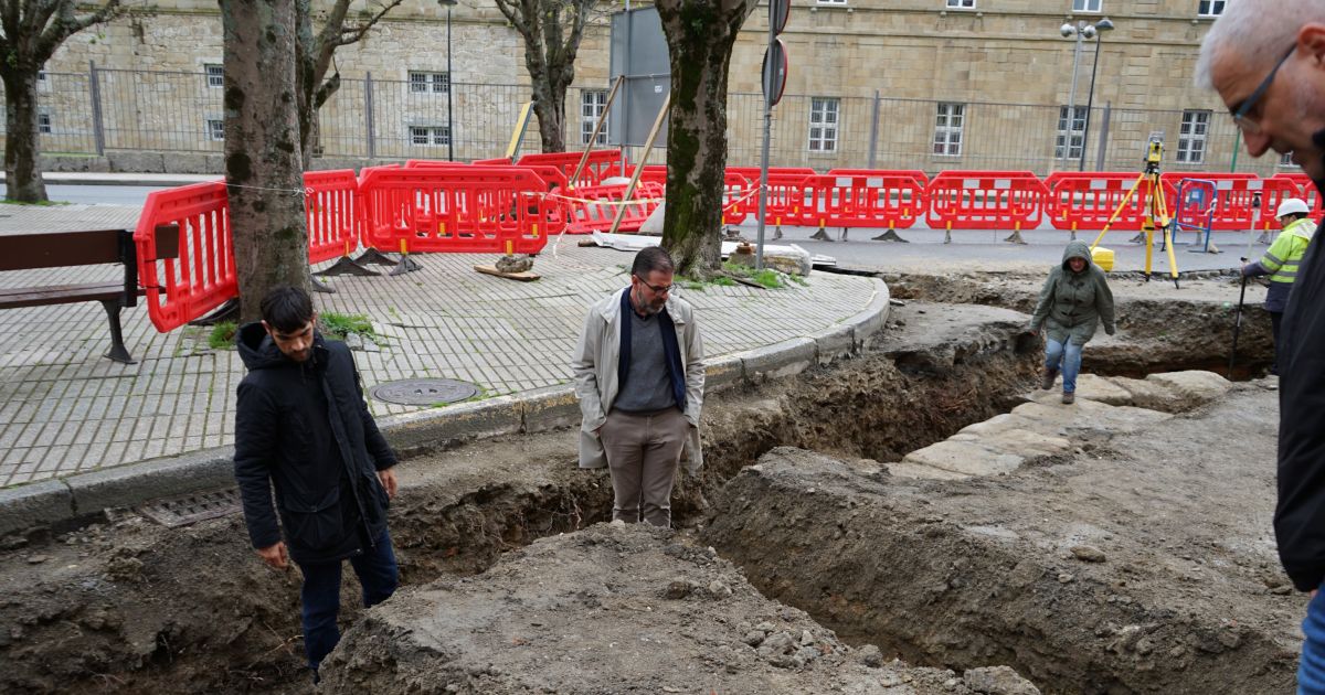 Aparecen restos de la posible puerta medieval de la muralla de Ferrol ...